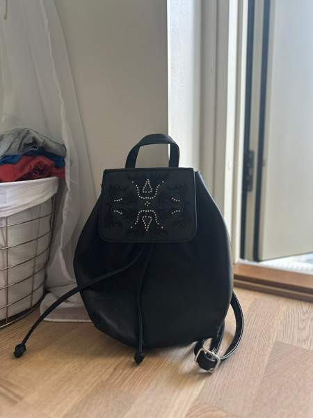 Myydään musta tyylikäs reppu Куопио - изображение 1
