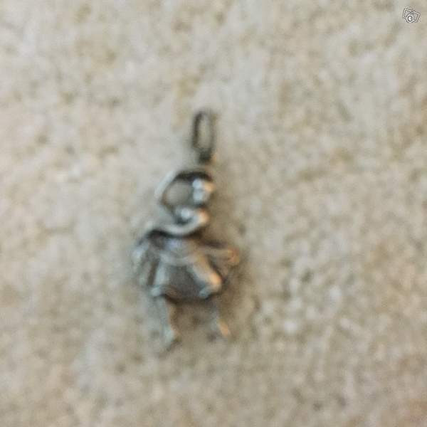 Hopeanvärinen tanssijatyttö riipus Keuruu - valokuva 2