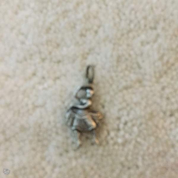 Hopeanvärinen tanssijatyttö riipus Keuruu - valokuva 1