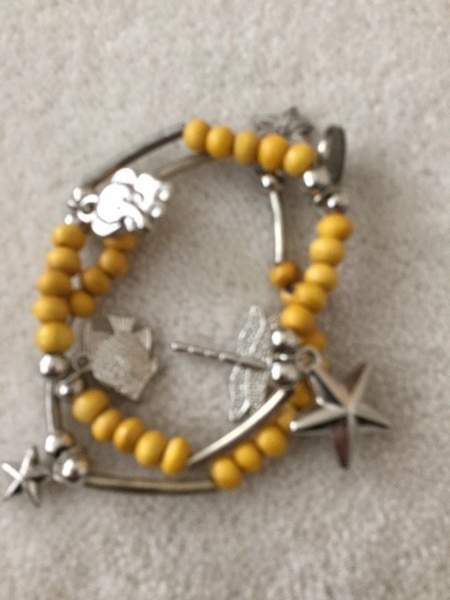 Keltaiset rannekorut, hopeanväriset koristeet Keuruu - изображение 1