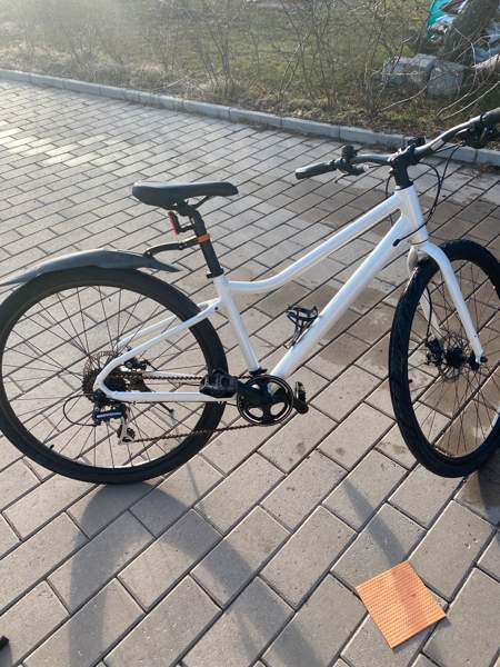 Valkoinen ax hybridipolkupyörä Jaervenpaeae – foto 1