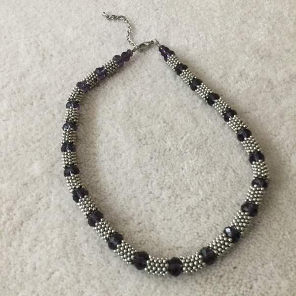 Kaulakoru hopeanvärinen, lilat hiotut lasikivet, pituus 47 cm Keuruu - изображение 1