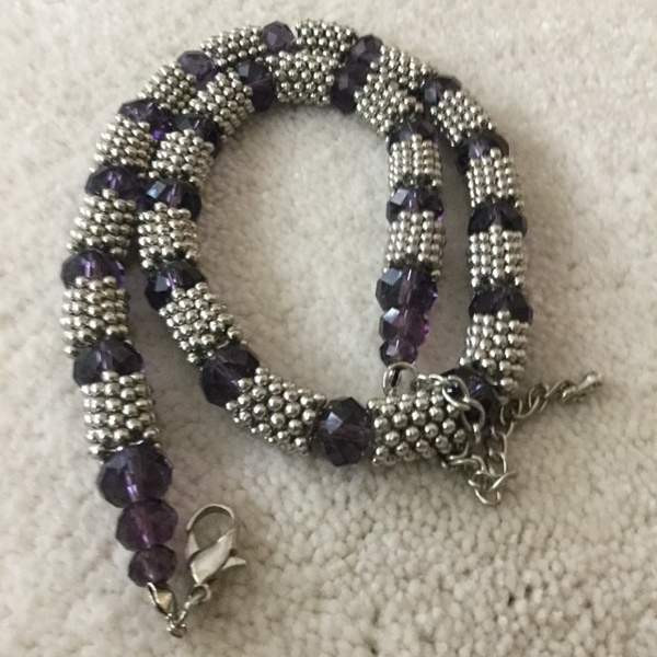 Kaulakoru hopeanvärinen, lilat hiotut lasikivet, pituus 47 cm Keuruu - изображение 2