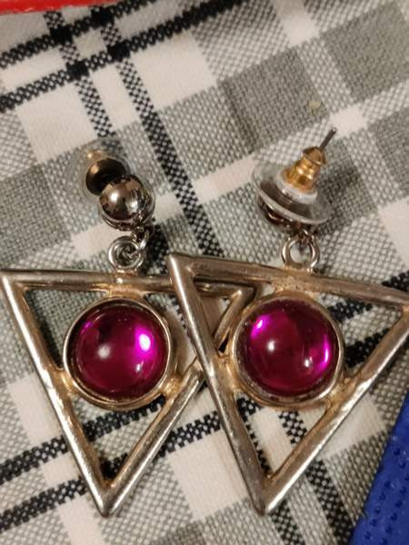 Kauniit kolmiokorvakorut violetti kivi Helsinki – foto 1