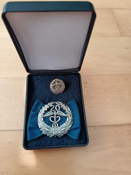 Ansiomerkki ja pinssi Helsinki - valokuva 2