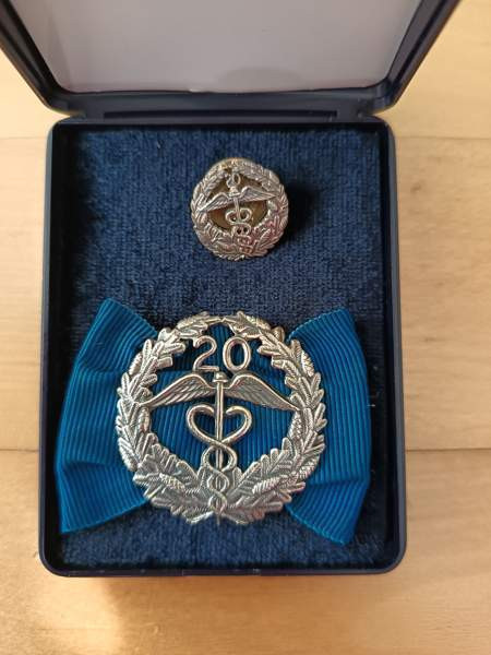 Ansiomerkki ja pinssi Helsinki - valokuva 1