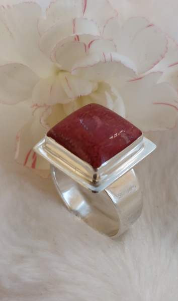 Punaisella koristekivellä hopeinen sormus. Koko 18,8 Lahti - photo 1