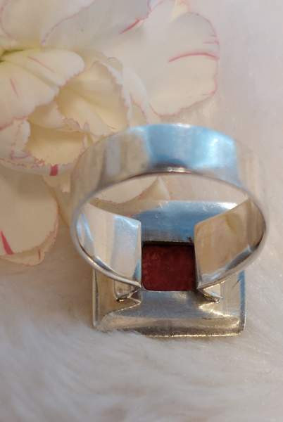 Punaisella koristekivellä hopeinen sormus. Koko 18,8 Lahti - photo 7