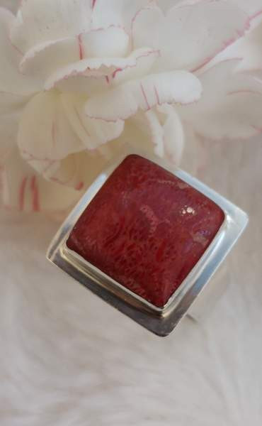 Punaisella koristekivellä hopeinen sormus. Koko 18,8 Lahti - photo 2