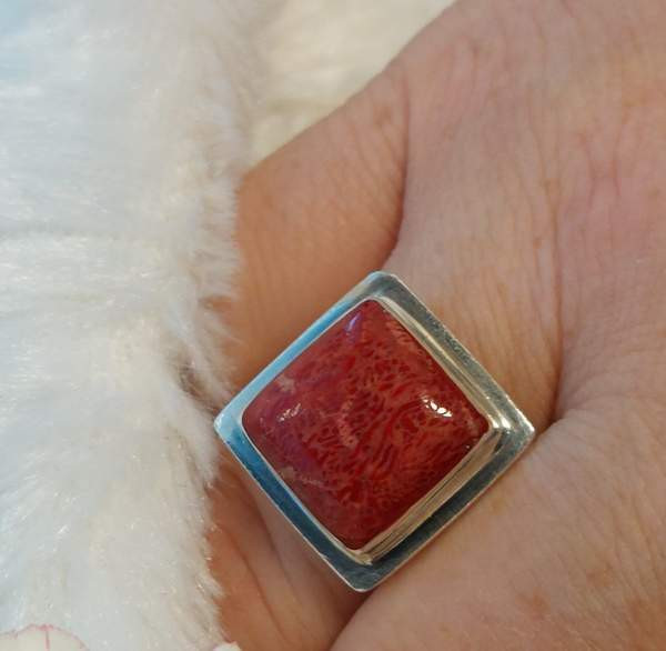 Punaisella koristekivellä hopeinen sormus. Koko 18,8 Lahti - photo 3