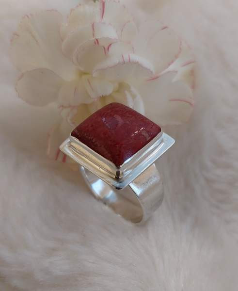 Punaisella koristekivellä hopeinen sormus. Koko 18,8 Lahti - photo 4
