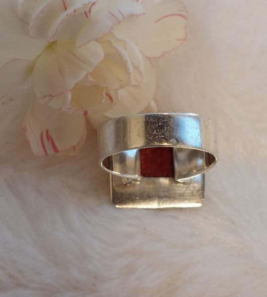 Punaisella koristekivellä hopeinen sormus. Koko 18,8 Lahti - photo 6