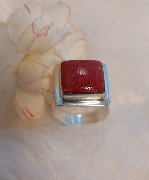 Punaisella koristekivellä hopeinen sormus. Koko 18,8 Lahti - photo 5