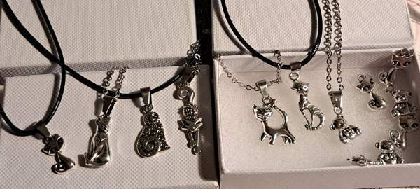 Erilaisia kaulakoruja, voit valita värin, nauhalla tai ketjulla Varkaus – foto 3