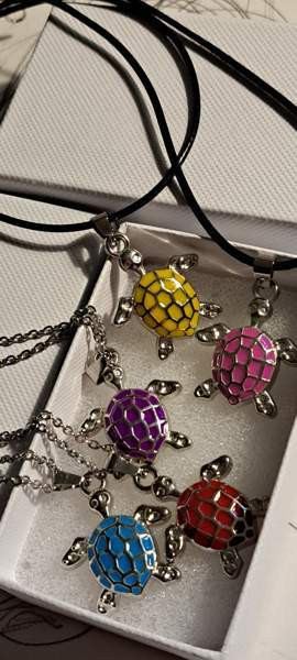 Erilaisia kaulakoruja, voit valita värin, nauhalla tai ketjulla Varkaus – foto 1