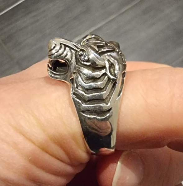 Hopeinen iso tiikerisormus Turku – foto 5