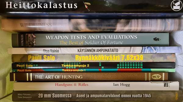 Sotakirjoja Tampere - photo 2