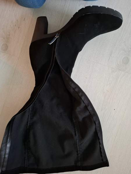 Upeat mustat  naiselliset tyylikkäät sirot polvipituiset saapikkaat. Helsinki - valokuva 4