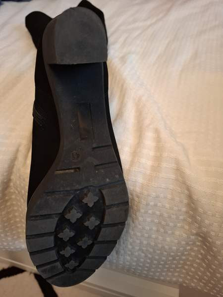 Upeat mustat  naiselliset tyylikkäät sirot polvipituiset saapikkaat. Helsinki - valokuva 5