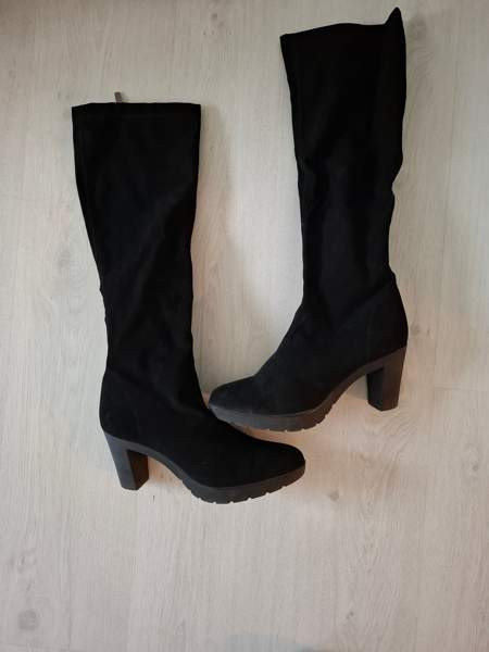 Upeat mustat  naiselliset tyylikkäät sirot polvipituiset saapikkaat. Helsinki - valokuva 2