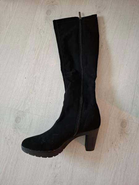 Upeat mustat  naiselliset tyylikkäät sirot polvipituiset saapikkaat. Helsinki - valokuva 3