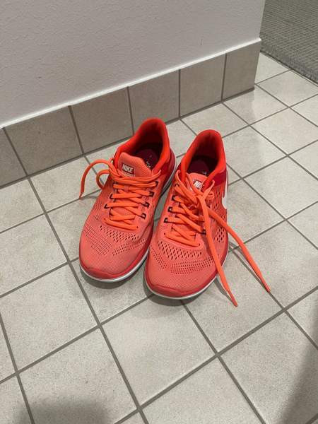 Nike treenikengät Mustasaari - valokuva 2