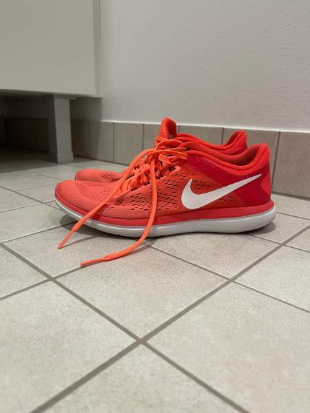 Nike treenikengät Mustasaari - valokuva 1