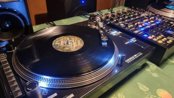 Reloop Rp-8000 mk1 dj levysoittimet + Behringer Ddm4000 mikseri + muuta Sastamala - photo 1