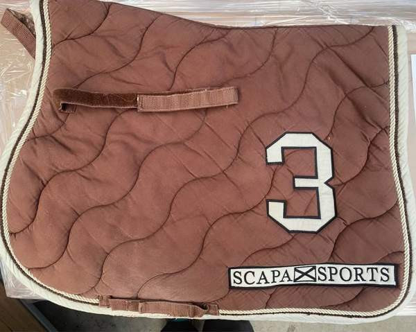 Ruskea satulahuopa, full Masku - valokuva 1