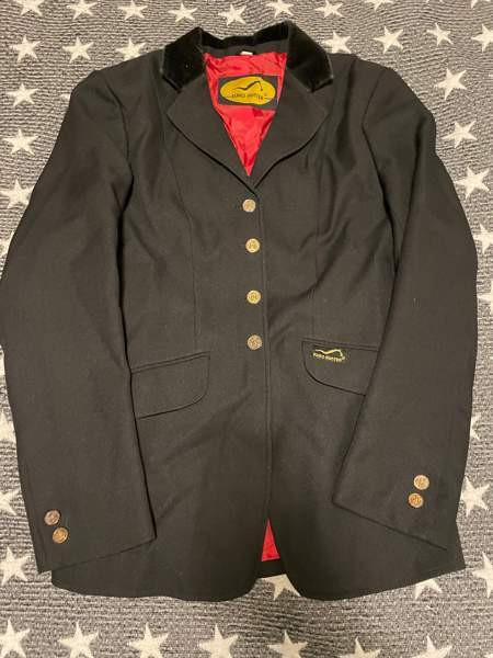 Musta EuroHunter kisatakki Jyvaeskylae – foto 1