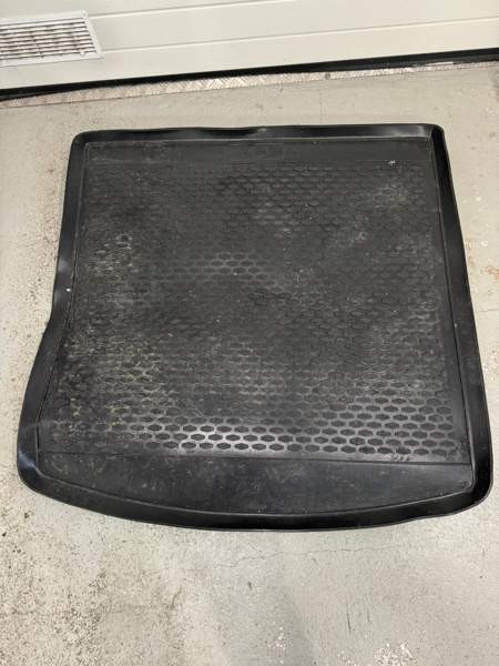 Audi a4 avant takakontin suojamatto kurakaukalo musta Раума - изображение 1