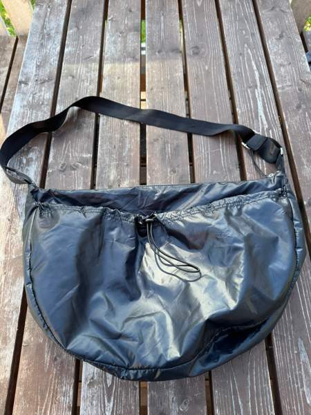 H&M Musta Kiiltävä Olkalaukku supistajalla Alavus - valokuva 1