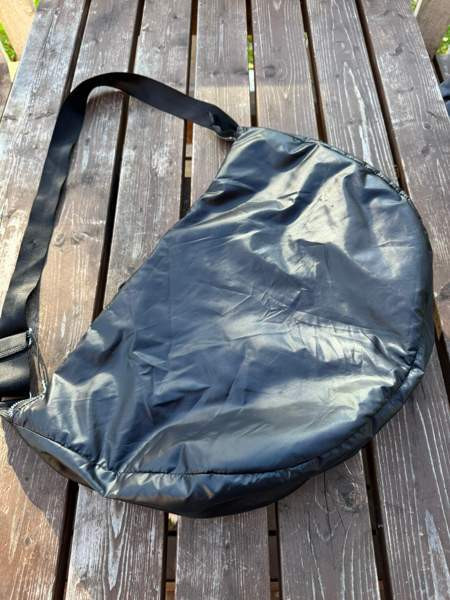 H&M Musta Kiiltävä Olkalaukku supistajalla Alavus - valokuva 4