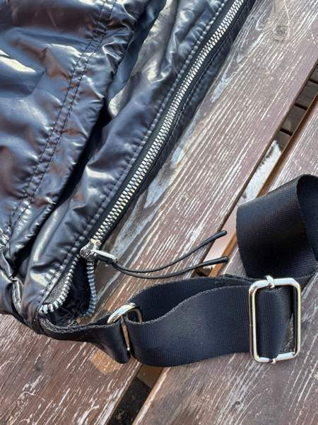 H&M Musta Kiiltävä Olkalaukku supistajalla Alavus - valokuva 5