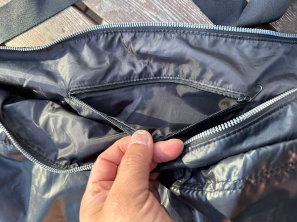 H&M Musta Kiiltävä Olkalaukku supistajalla Alavus - valokuva 8