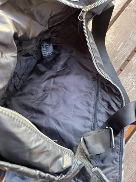 H&M Musta Kiiltävä Olkalaukku supistajalla Alavus - valokuva 7