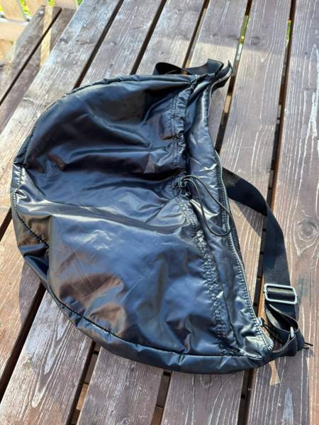H&M Musta Kiiltävä Olkalaukku supistajalla Alavus - valokuva 2