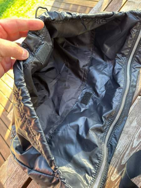 H&M Musta Kiiltävä Olkalaukku supistajalla Alavus - valokuva 6