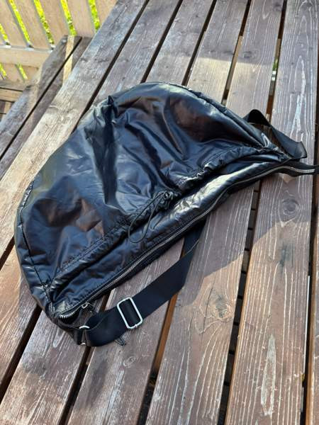 H&M Musta Kiiltävä Olkalaukku supistajalla Alavus - valokuva 3