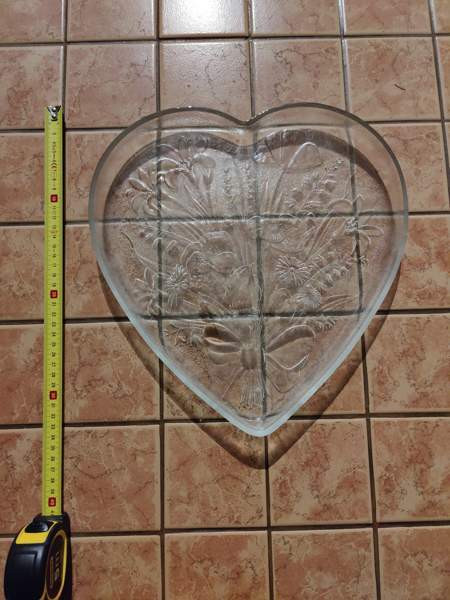 sydämen muotoinen vahva lasilautanen Tampere - valokuva 1