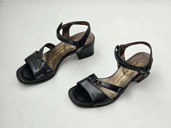 Pertti Palmrothin tummansiniset sandaalit kokoa 35 Эспоо - изображение 1