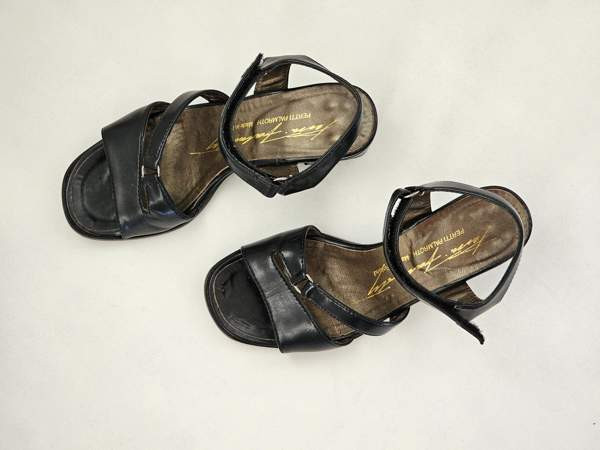 Pertti Palmrothin tummansiniset sandaalit kokoa 35 Эспоо - изображение 2