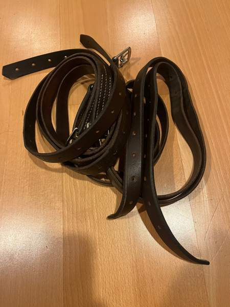 2 paria tummanruskeita nahkaisia jalustinremmejä, pituus n. 135 cm Helsinki - изображение 1