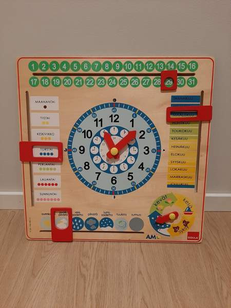 Puinen kalenterikello Jyvaeskylae – foto 1