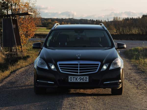 Mercedes-Benz E Pöytyä - valokuva 2