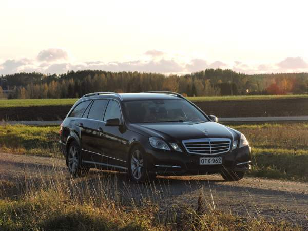 Mercedes-Benz E Pöytyä - valokuva 1