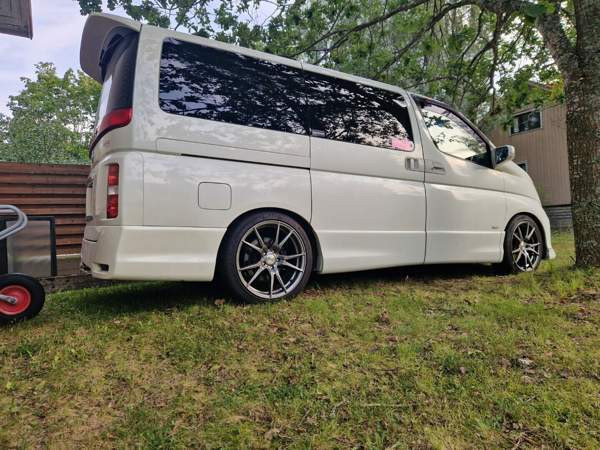 Nissan Elgrand Холлола - изображение 2