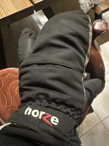 Kolmisormi toppahanskat horze Hämeenkyrö – foto 2