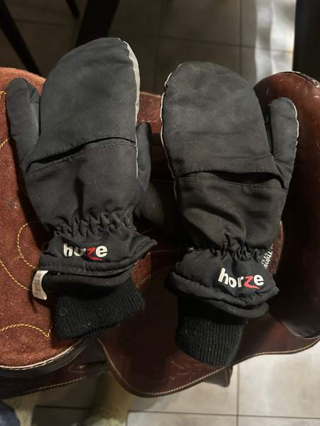 Kolmisormi toppahanskat horze Hämeenkyrö – foto 3