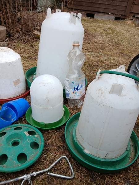 Kanojen ruokinta ja juoma astioita Harjavalta - valokuva 4